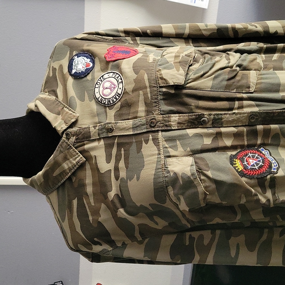 Long sleeve army print oversized dress shirt with 1986 patches!